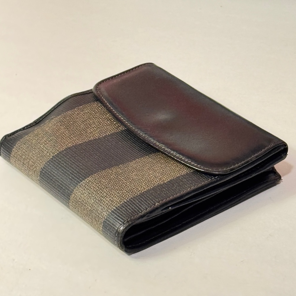 Fendi Mans Elegant Black and Tan bifold wallet - Picture 5 of 16